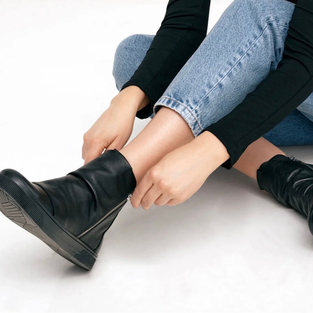 Marcella New York Lafayette Black Ankle Leather Boots with Double Zippers - Picture 4 of 16